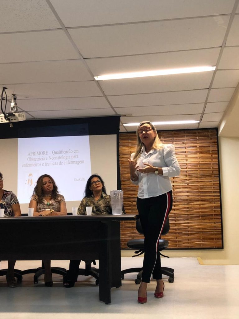 Enfermeira Rita Calfa ministrou palestra sobre os aspectos legais da atuação da enfermagem obstétrica no Brasil